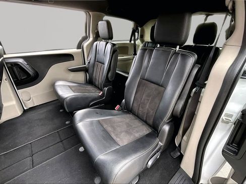 Used 2019 Dodge Grand Caravan SXT image 16