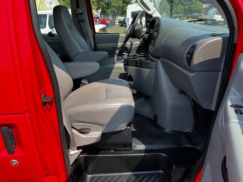 Used 2006 Ford E-350 and Econoline 350 Super Duty Wagon RWD image 19
