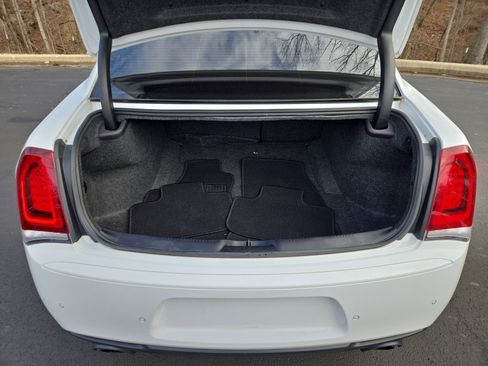 Used 2023 Chrysler 300 C image 9