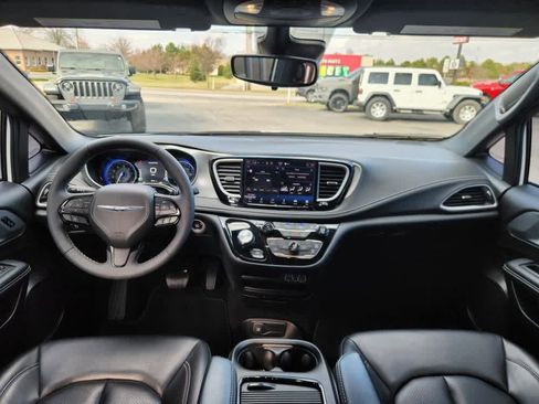 Used 2023 Chrysler Pacifica Touring-L w/ S Appearance Package image 17