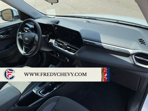 Used 2025 Chevrolet TrailBlazer LT AWD/4WD image 34