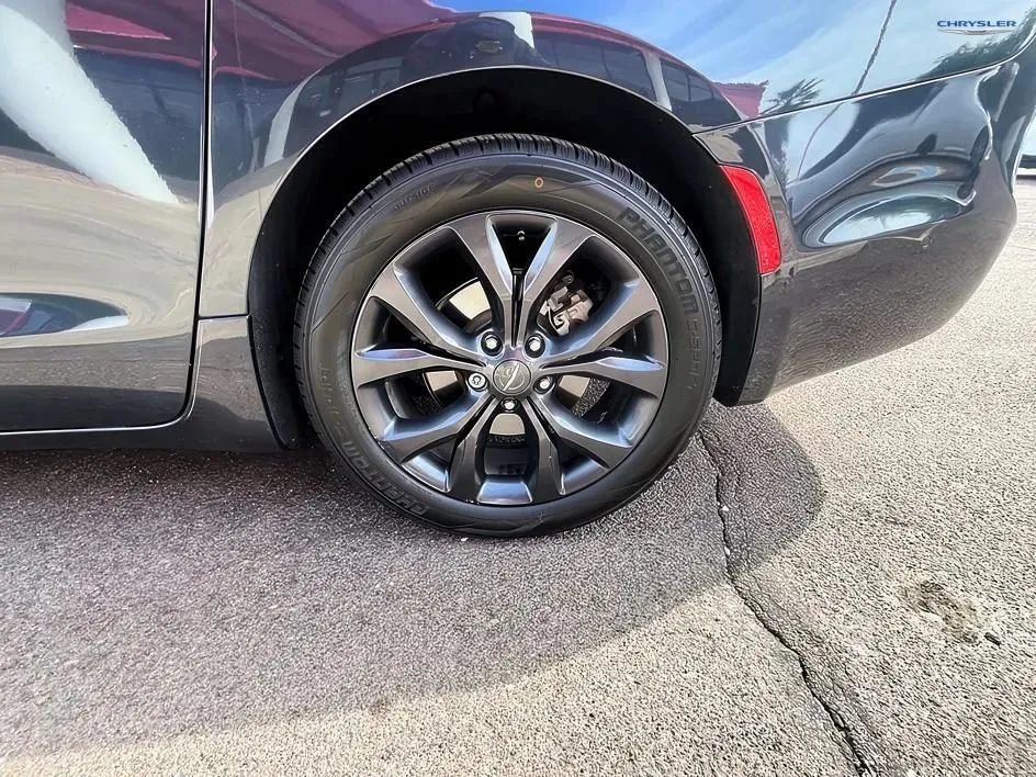 Used 2019 Chrysler Pacifica Touring-L w/ Advanced Safetytec Group FWD image 19
