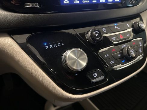 Used 2017 Chrysler Pacifica Touring-L Plus image 10