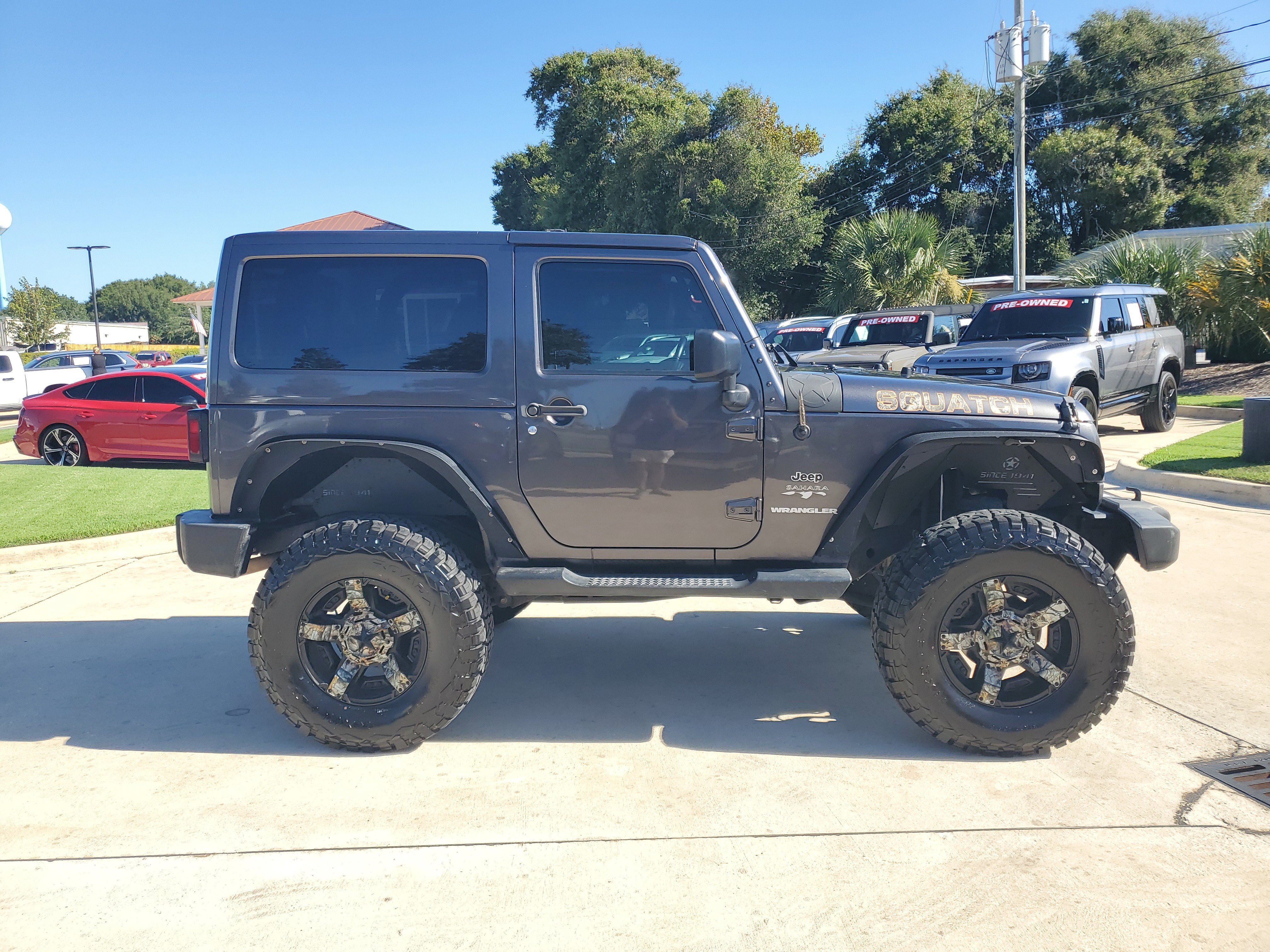 Used 2017 Jeep Wrangler Sahara w/ Connectivity Group AWD/4WD image 9