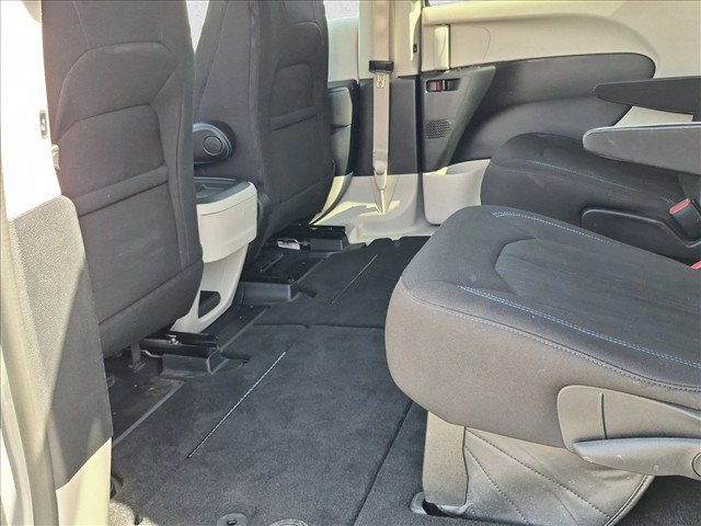 Used 2021 Chrysler Pacifica Touring w/ Cold Weather Group FWD image 24