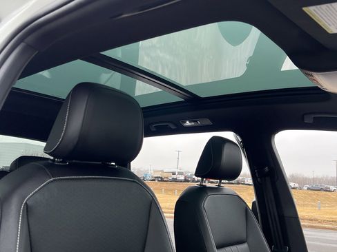 Used 2023 Volkswagen Tiguan SE R-Line image 31