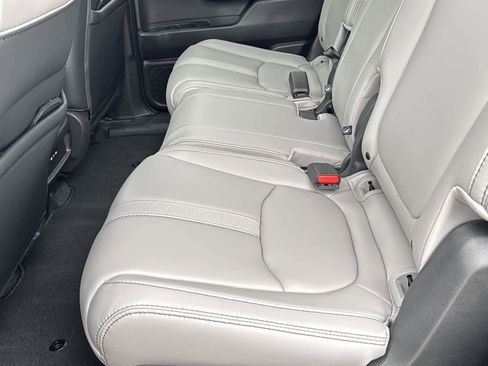 Used 2025 Honda Pilot Touring image 13