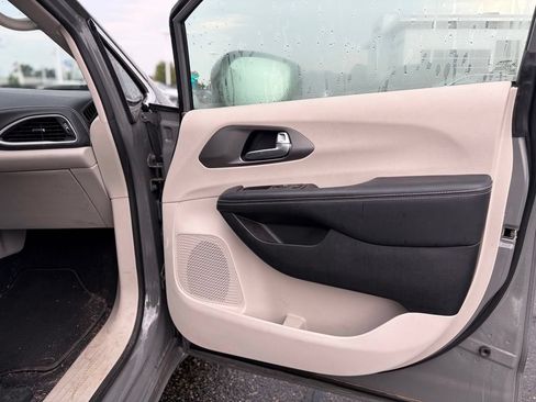 Used 2022 Chrysler Pacifica Touring-L FWD image 21