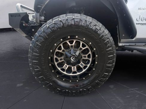 Used 2019 Jeep Wrangler Unlimited Sahara AWD/4WD image 31