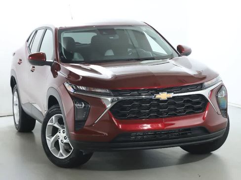 Used 2024 Chevrolet Trax LS w/ LS Convenience Package FWD image 2