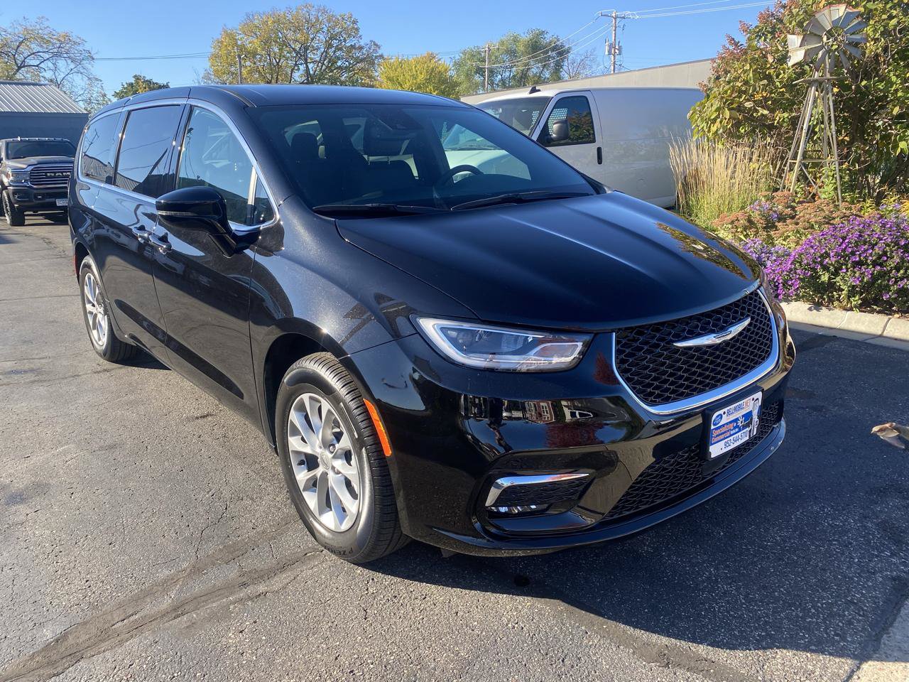 Used 2025 Chrysler Pacifica Select AWD/4WD image 3