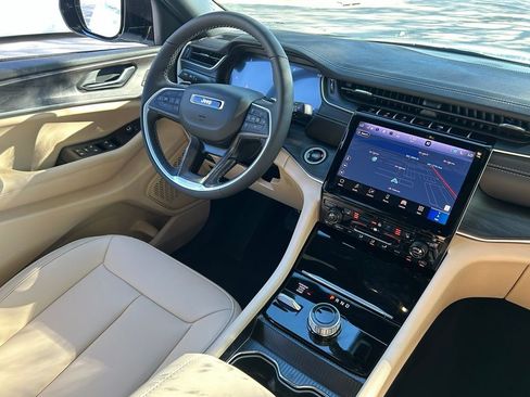 New 2025 Jeep Grand Cherokee Limited w/ Black Appearance Package image 10