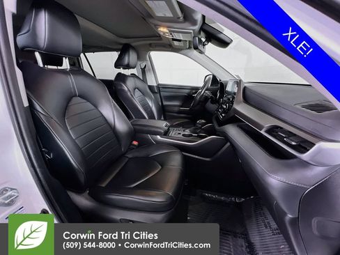 Used 2022 Toyota Highlander XLE AWD/4WD image 18