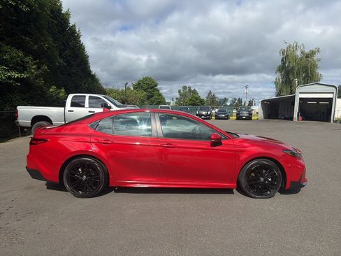 Used 2025 Toyota Camry SE FWD image 6