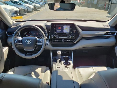 Used 2020 Toyota Highlander XLE AWD/4WD image 12