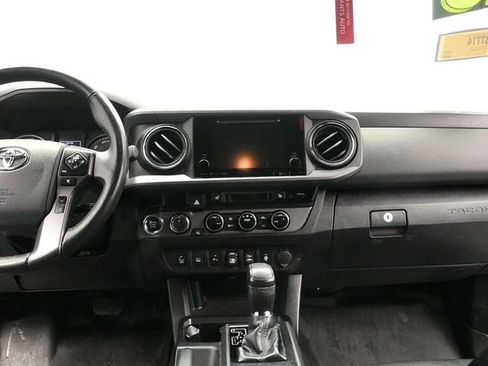 Used 2018 Toyota Tacoma SR image 20
