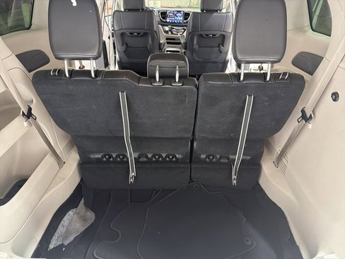 Used 2024 Chrysler Pacifica Touring-L image 38