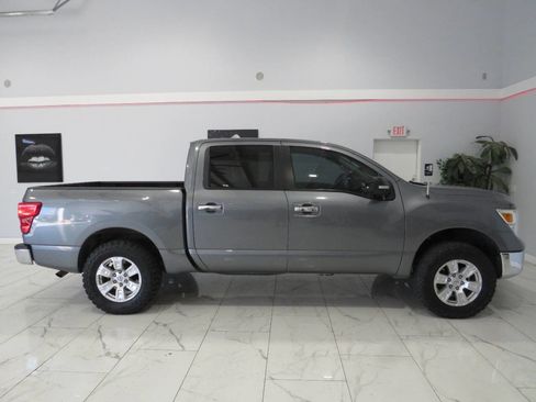 Used 2018 Nissan Titan SV AWD/4WD image 3