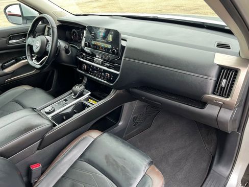 Used 2025 Nissan Pathfinder Platinum w/ Lighting Package (N92) image 11