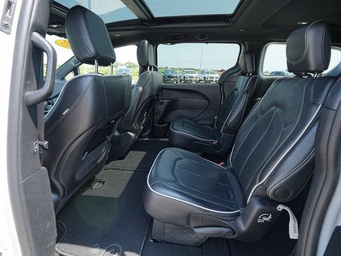 Used 2025 Chrysler Pacifica Limited FWD image 18