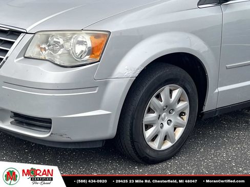 Used 2009 Chrysler Town & Country LX FWD image 8