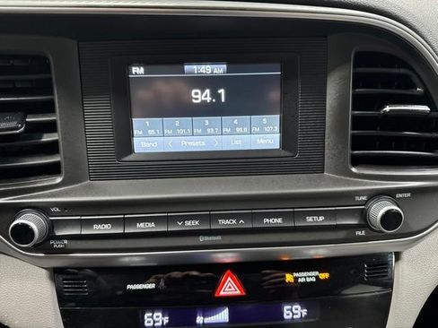 Used 2020 Hyundai Elantra SE FWD image 17