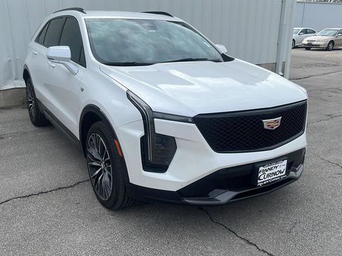 Used 2024 Cadillac XT4 Sport image 2
