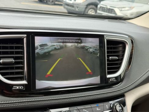 Used 2023 Chrysler Pacifica Limited FWD image 34