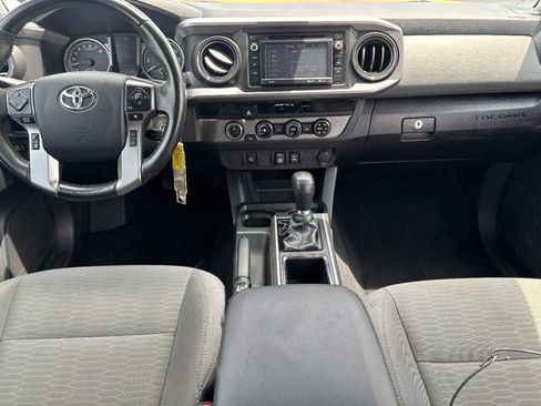 Used 2018 Toyota Tacoma SR5 AWD/4WD image 10