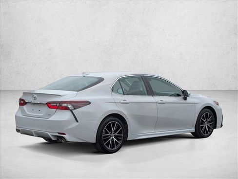 Used 2023 Toyota Camry SE image 5