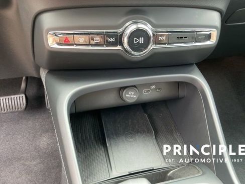 Certified 2024 Volvo XC40 B5 Core AWD/4WD image 19