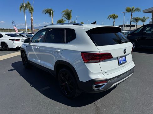 Used 2022 Volkswagen Taos SE w/ Panoramic Sunroof Package FWD image 8