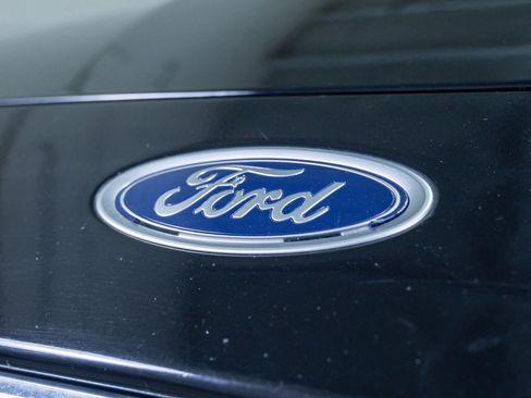 Used 2017 Ford Fusion SE w/ Fusion SE Technology Package image 5