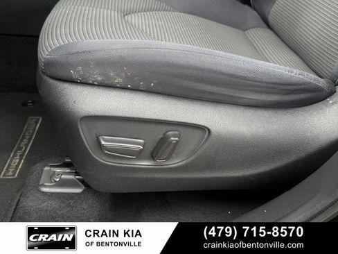 Used 2022 Toyota Highlander LE AWD/4WD image 11