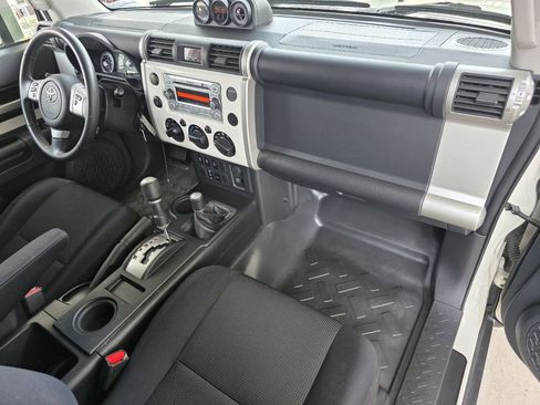 Used 2013 Toyota FJ Cruiser 4WD w/ Upgrade Pkg image 28