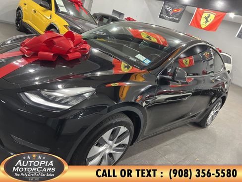 Used 2023 Tesla Model Y AWD image 3