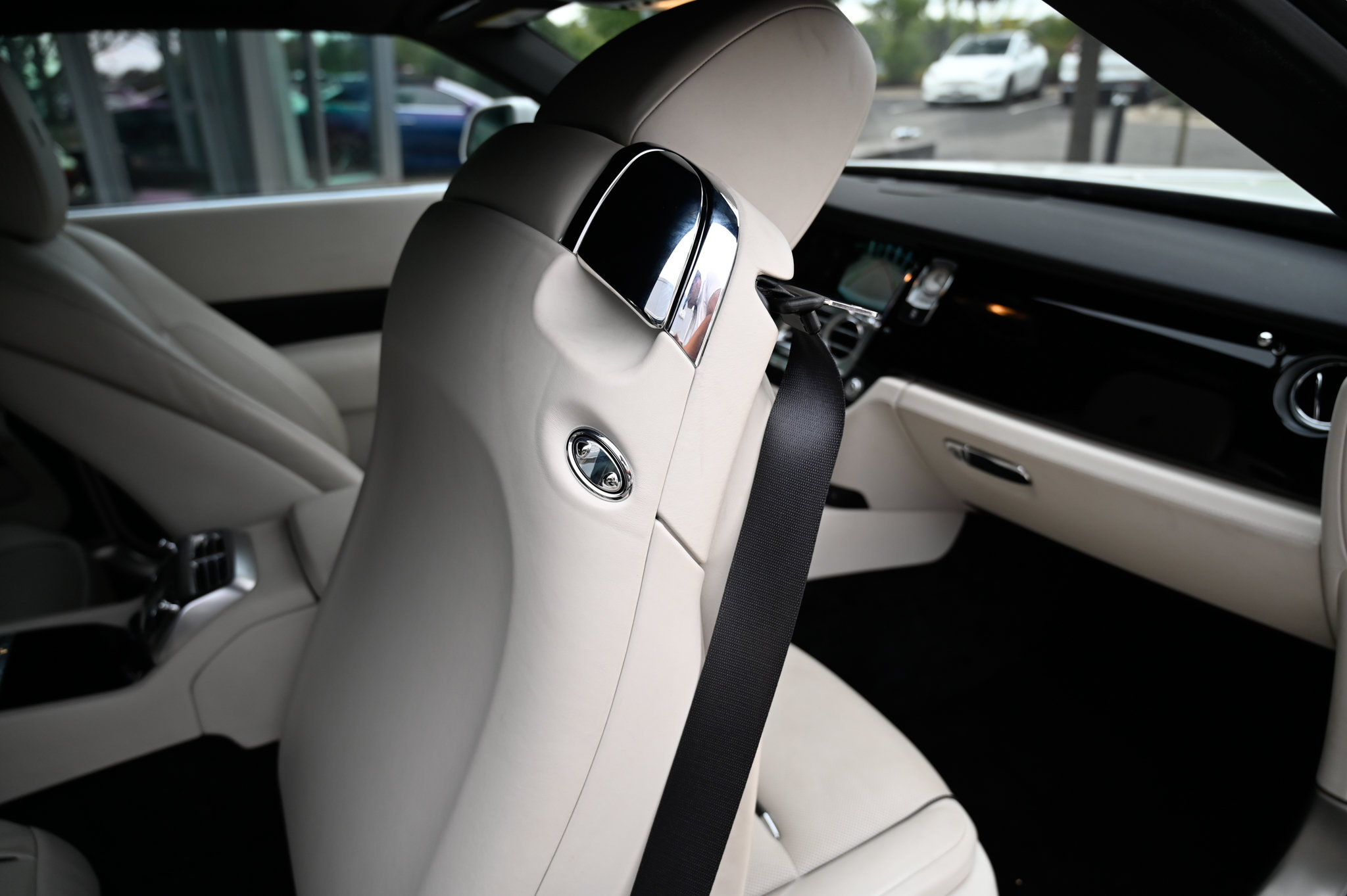 Used 2018 Rolls-Royce Dawn RWD image 48