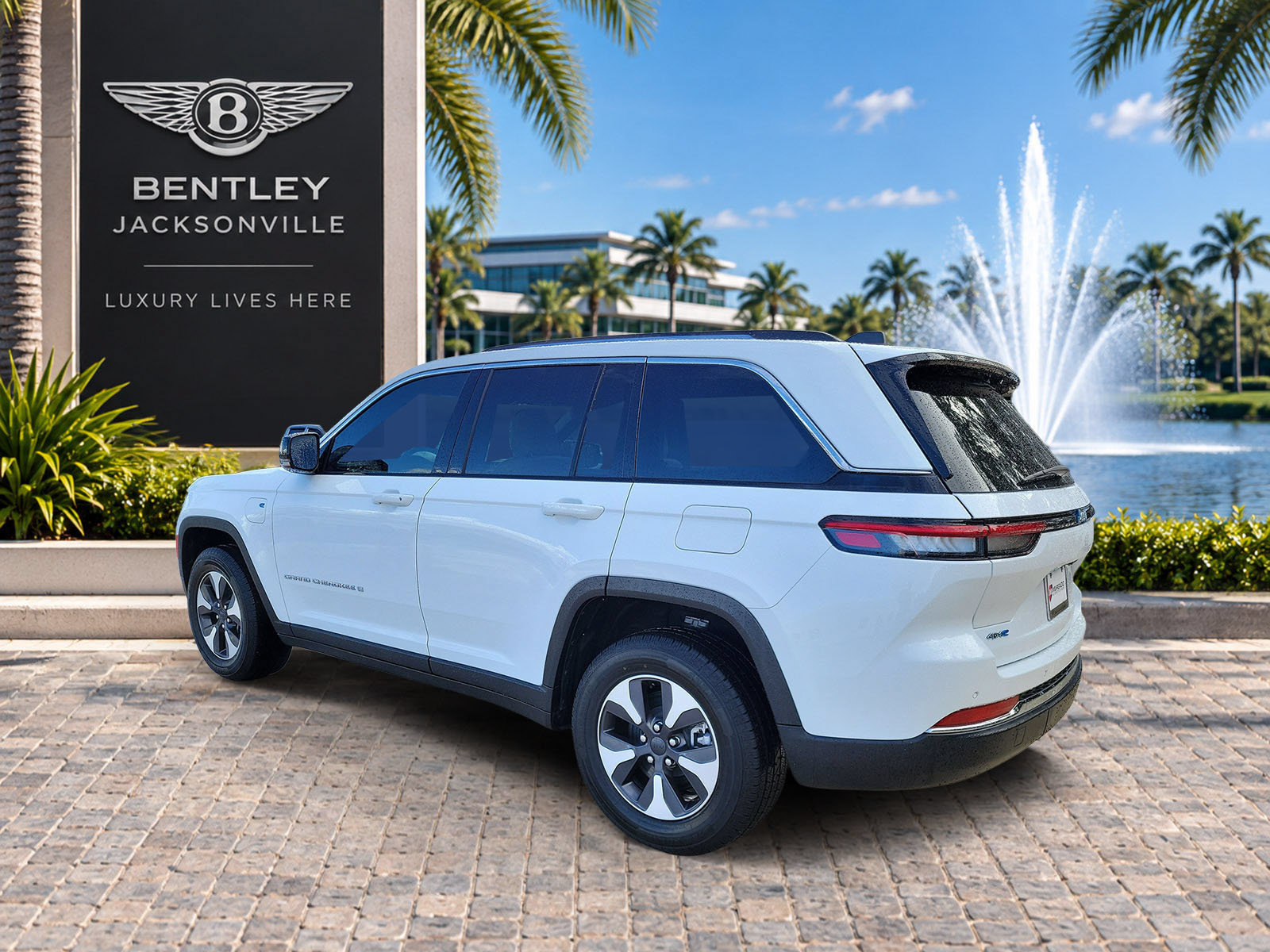 Used 2023 Jeep Grand Cherokee 4WD 4xe image 2