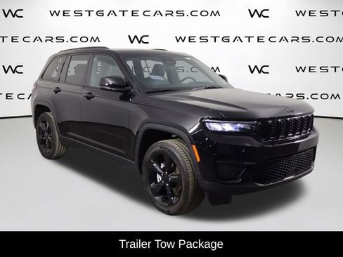 Used 2025 Jeep Grand Cherokee Altitude AWD/4WD image 4
