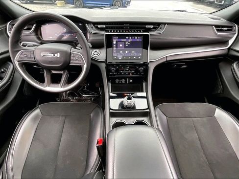 Used 2025 Jeep Grand Cherokee L Altitude image 21