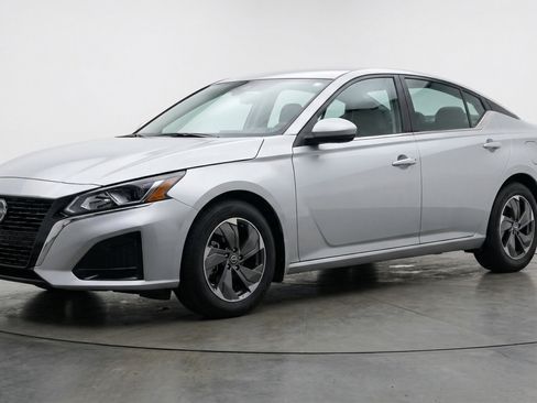 Used 2025 Nissan Altima 2.5 SV image 3