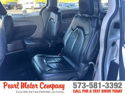 Used 2022 Chrysler Pacifica Touring-L image 19
