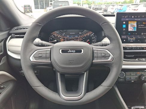 Certified 2025 Jeep Compass Limited AWD/4WD image 16