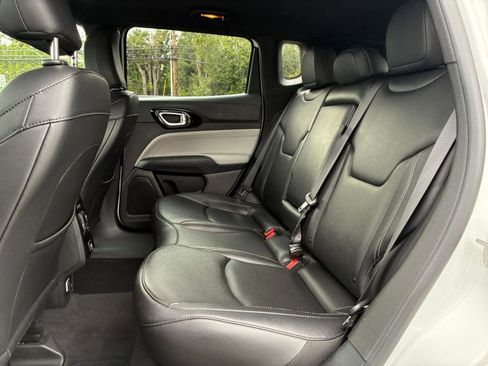 Used 2025 Jeep Compass Limited image 28