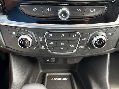 Used 2023 Chevrolet Traverse Premier FWD image 25