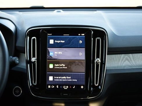 Certified 2025 Volvo XC40 B5 Plus AWD/4WD image 23