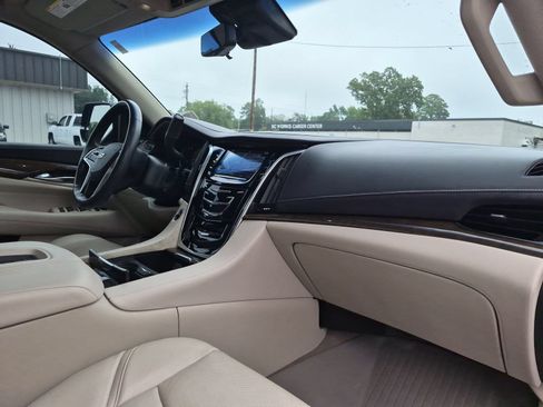 Certified 2019 Cadillac Escalade Luxury RWD image 32