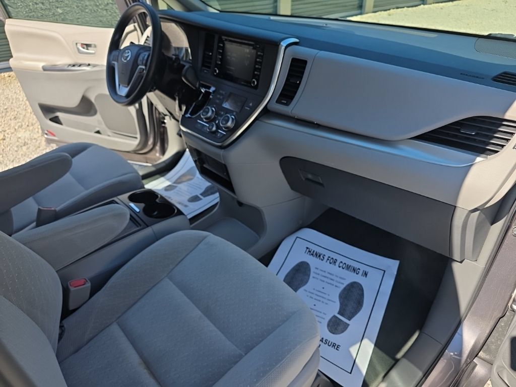 Certified 2018 Toyota Sienna LE FWD image 17