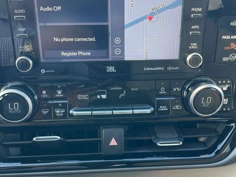 Used 2020 Toyota Highlander Limited FWD image 28