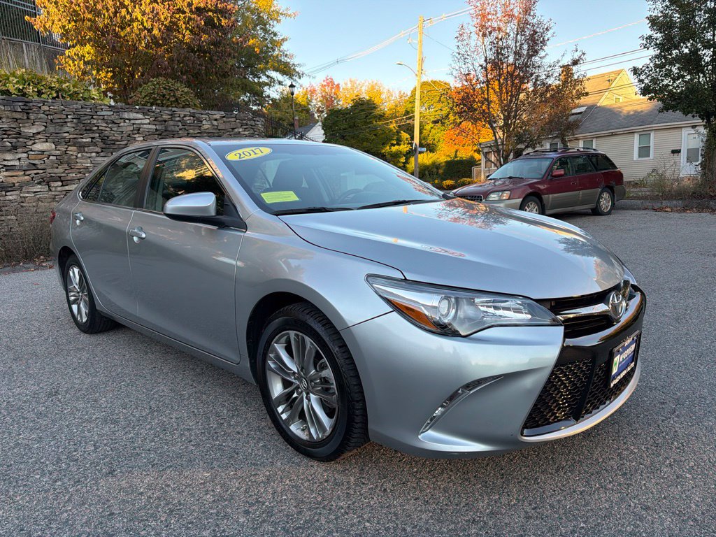Used 2017 Toyota Camry SE w/ Moonroof Package FWD image 9